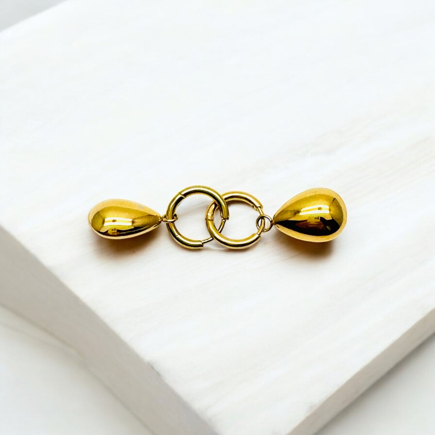 Gouden Oorbellen met Dubbele Ringen en Druppelvormige Hanger