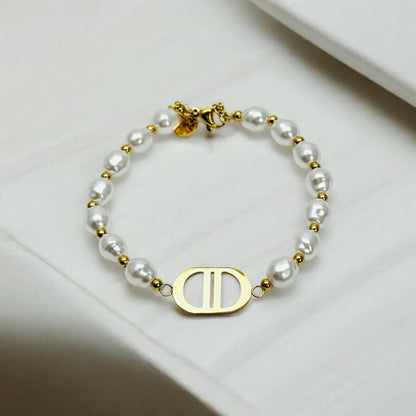 Parel Armband met Gouden Logo Detail en Luxe Accenten