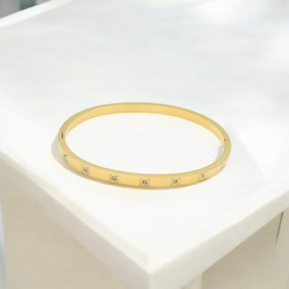 Goudkleurige Bangle Armband met Subtiele Zirkonia Details