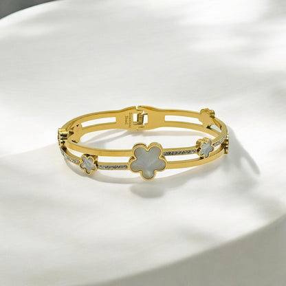 Gouden Bangle Armband met Bloemmotief en Witte Accenten