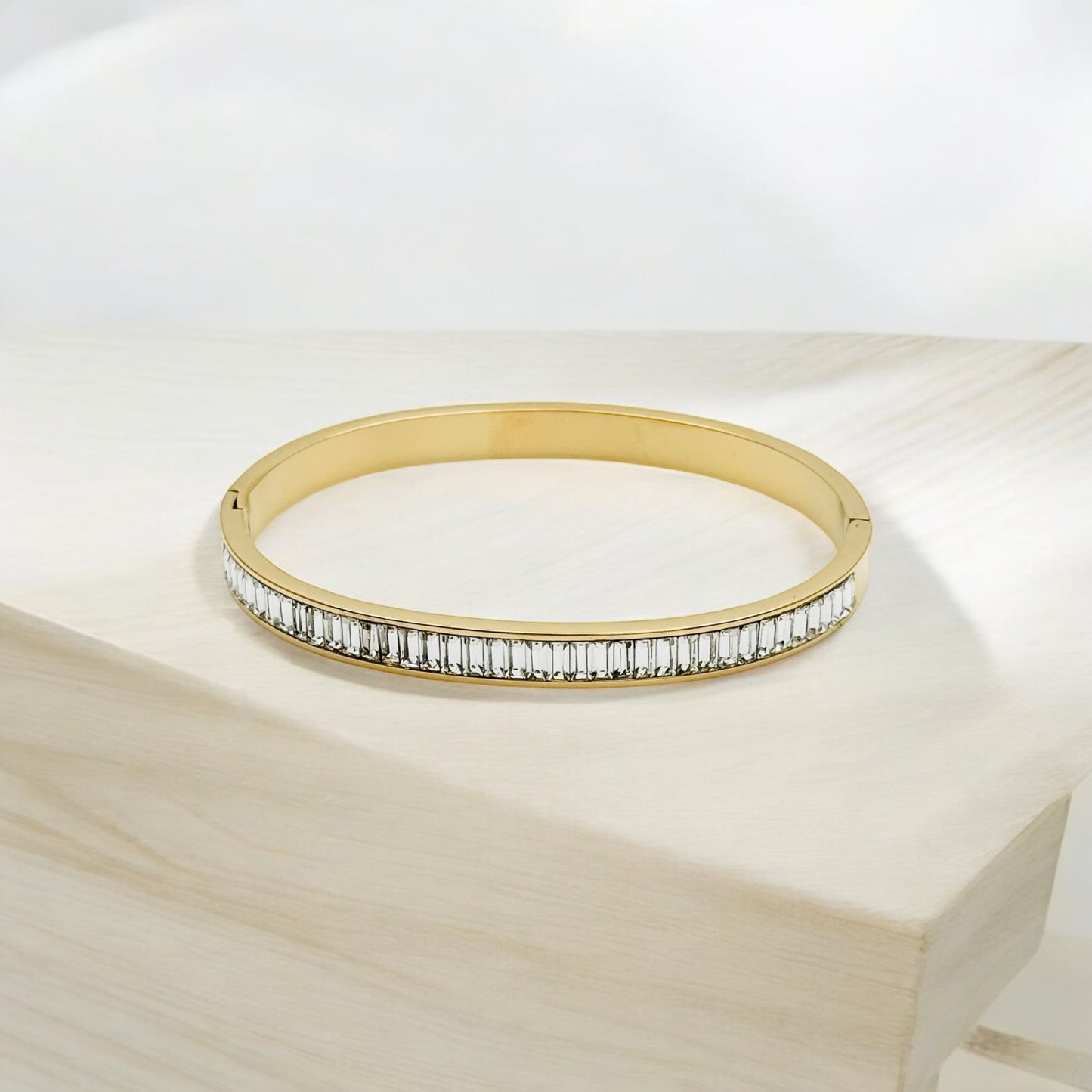 Luxe Gouden Bangle Armband met Sprankelende Kristallen