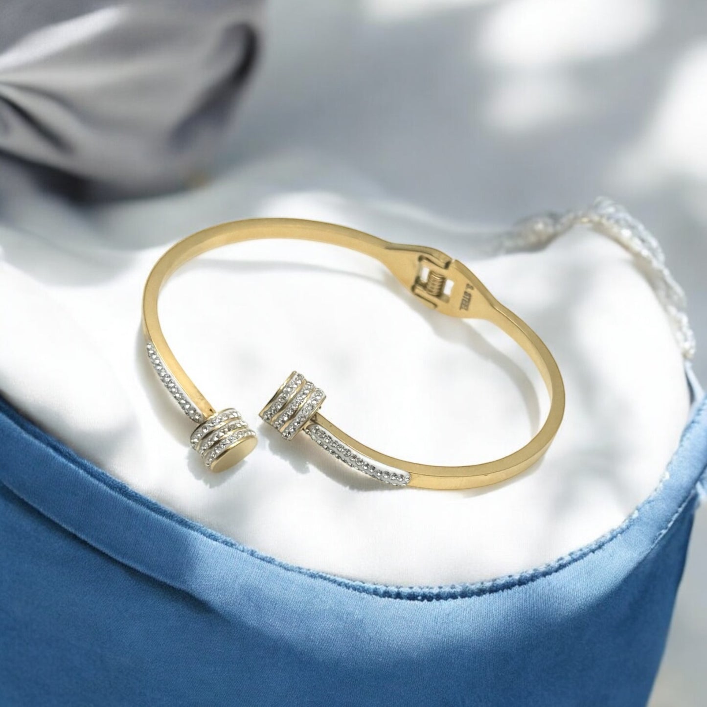 Gouden Open Bangle Armband met Zirkonia Accenten